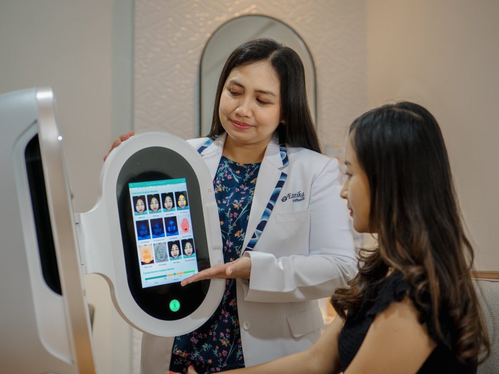 Doctor and client at a skin analyzer — Interior & profile, Klinik Estetika Diponegoro, Surabaya