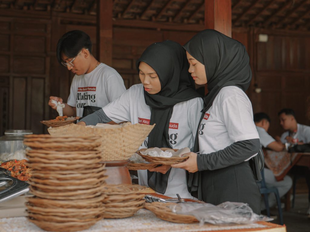 Participants preparing traditional food — Walking Tour Magelang
